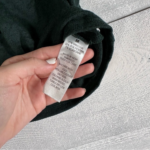 Dark Green Pacsun Crop Top w/ small hole on the bottom left side size M - Picture 3 of 5